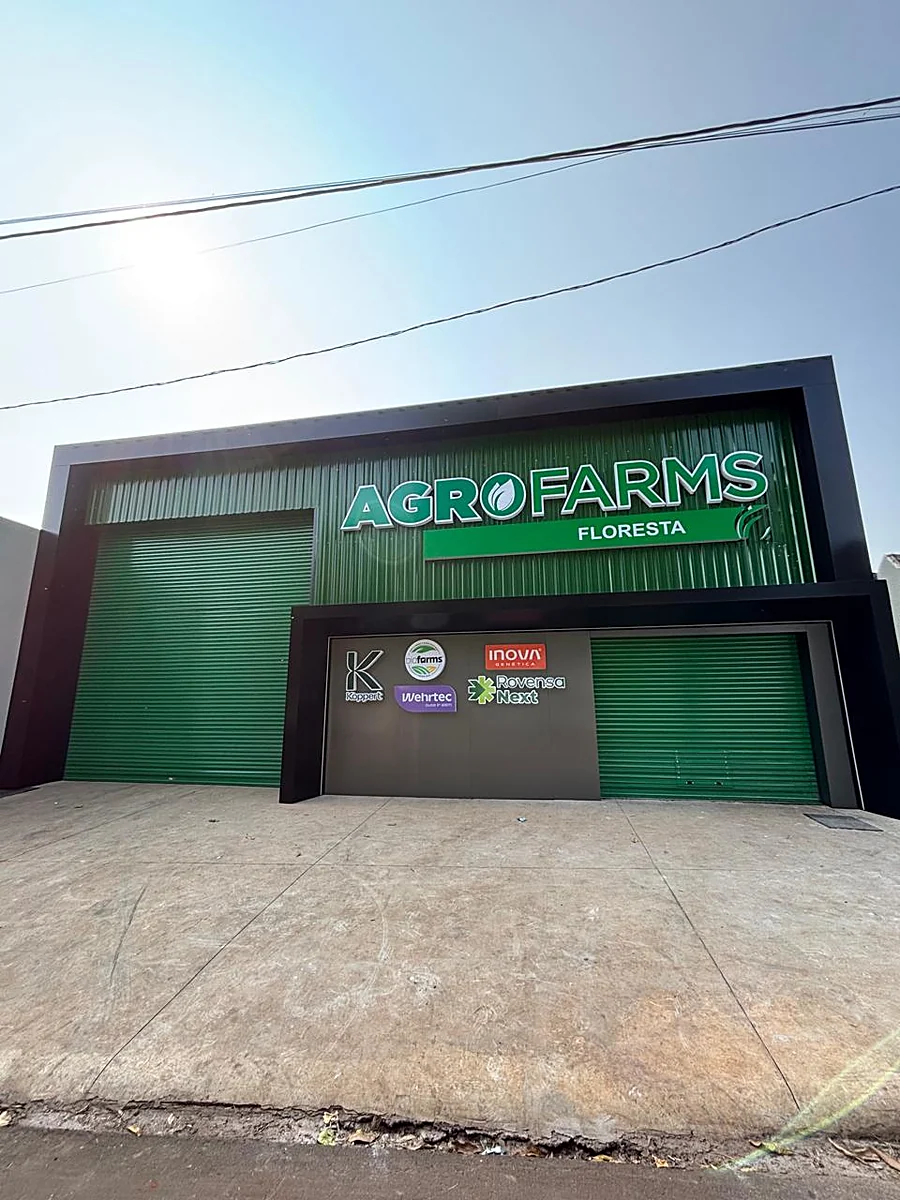 Porta de enrolar instalada — fachada Agrofarms
