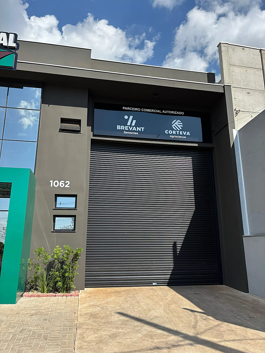 Porta de enrolar automática, fachada comercial
