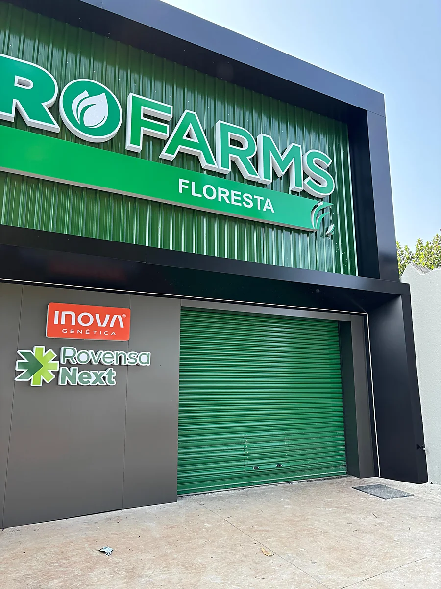 Porta de enrolar instalada — fachada Profarms