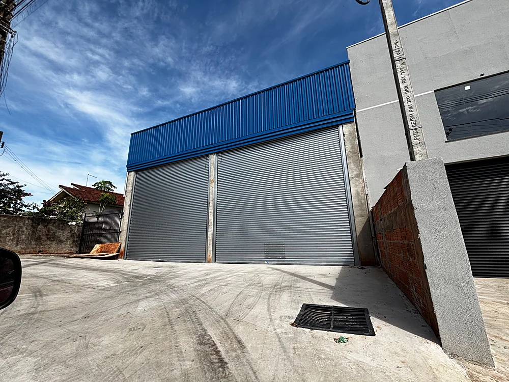 Duas portas de enrolar automáticas em galpão