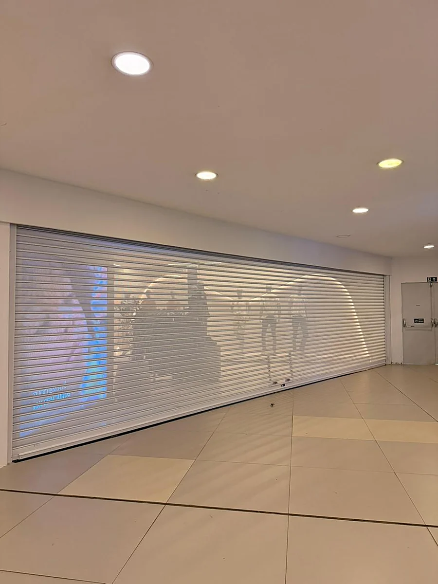 Porta transvision em loja de shopping