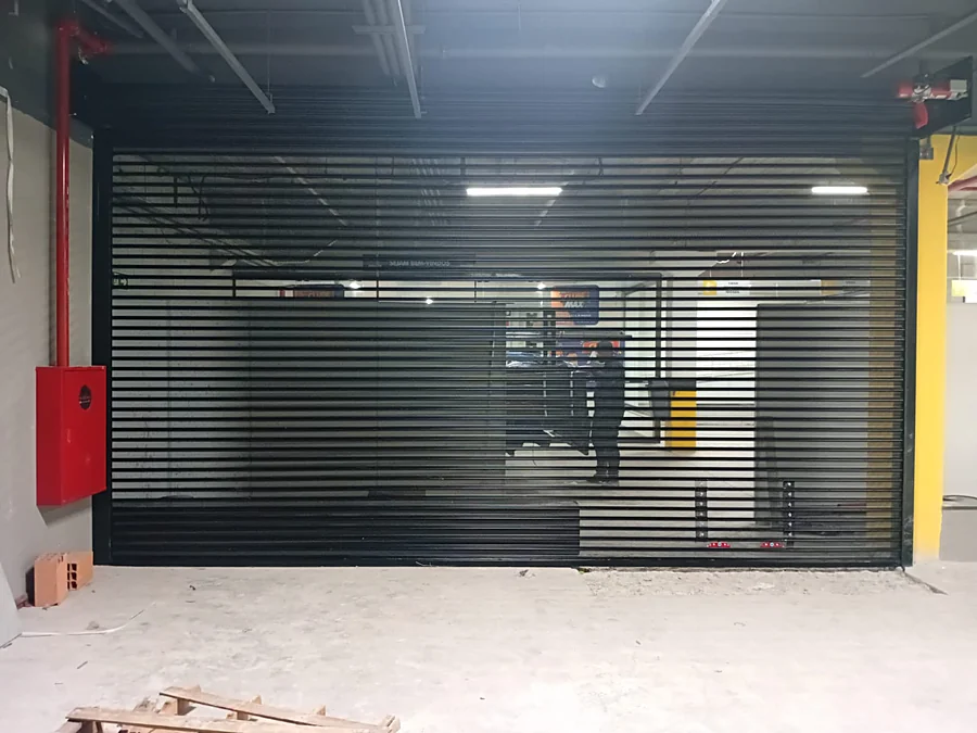Porta transvision em obra comercial